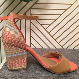 Summer heeled sandals with Aztec pattern